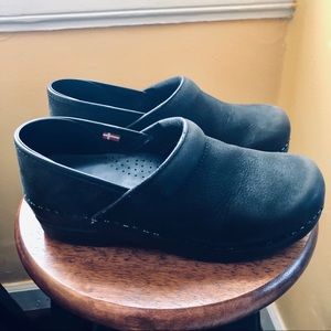 SANITA Professional Textured Oil clogs - black, 38